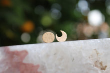 Load image into Gallery viewer, 14k gold moon earrings